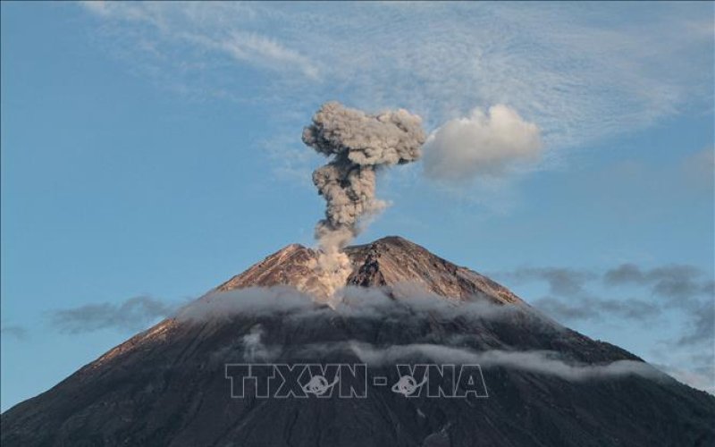 Núi lửa Karangetang ở Indonesia phun trào