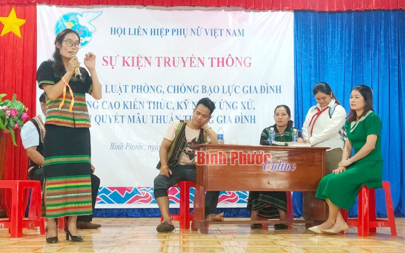 Phát động in dấu tay hưởng ứng triển khai Luật Phòng chống bạo lực gia đình