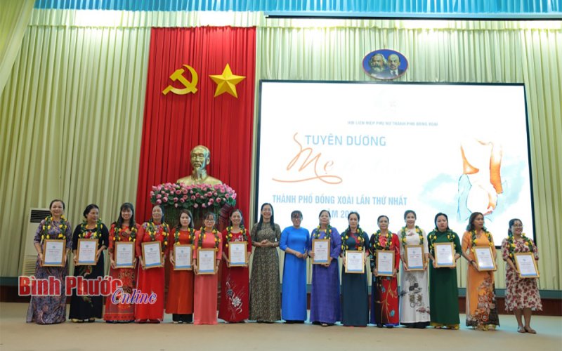 Phụ nữ Đồng Xoài tuyên dương 17 mẹ đỡ đầu