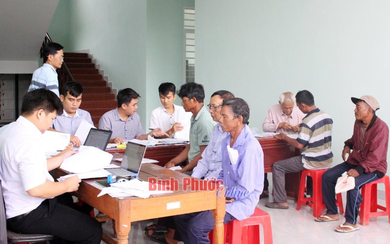 Phú Riềng: Hỗ trợ các hộ đồng bào dân tộc thiểu số làm giấy chứng nhận quyền sử dụng đất 