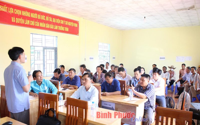 Phú Riềng họp dân để làm đường dọc Sông Bé ở Long Hà