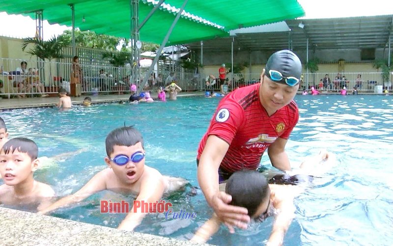 Tăng cường phổ cập bơi cho trẻ