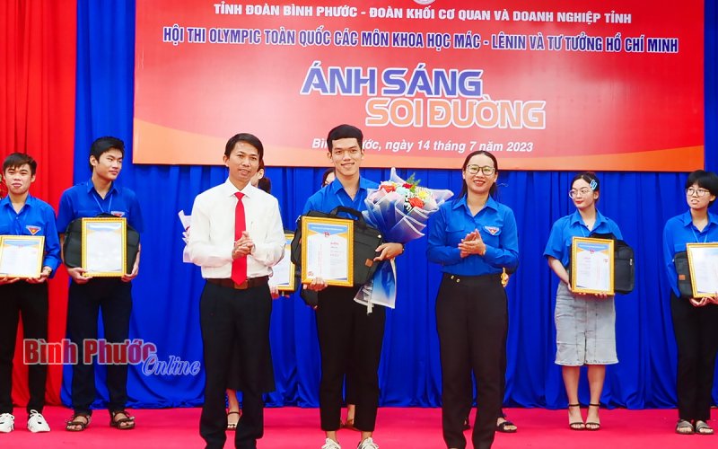 Thạch Minh Nhí Em đoạt giải nhất hội thi Olympic “Ánh sáng soi đường" cấp tỉnh