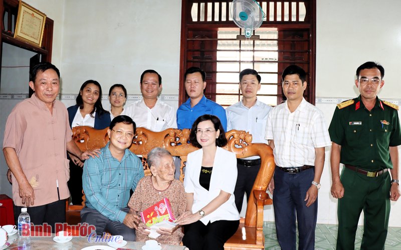 Lãnh đạo tỉnh thăm gia đình chính sách tại TP. Đồng Xoài