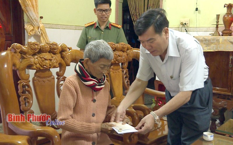 Thăm, tặng quà gia đình chính sách tại Bù Gia Mập