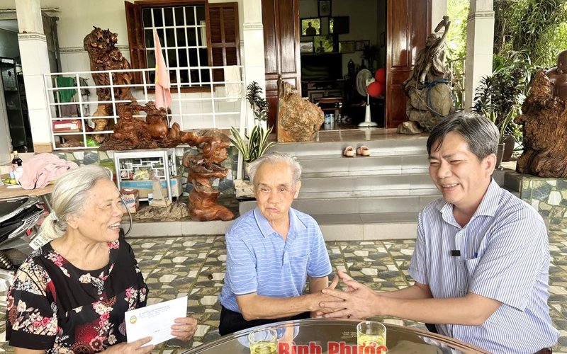 Thăm, tặng quà gia đình chính sách tiêu biểu 