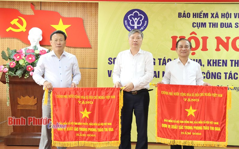 Cụm thi đua số 8 Bảo hiểm xã hội sơ kết công tác thi đua