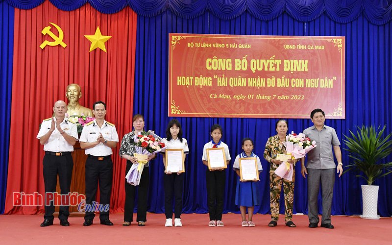 Triển khai hoạt động “Hải quân nhận đỡ đầu con ngư dân” tại tỉnh Cà Mau