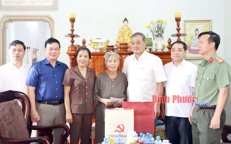 Trưởng ban Tổ chức Tỉnh ủy Nguyễn Hồng Trà thăm, tặng quà gia đình có công