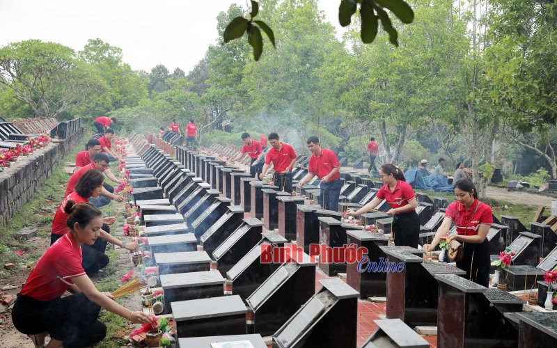 Viettel Bình Phước thắp hương tri ân và chăm sóc phần mộ các liệt sĩ