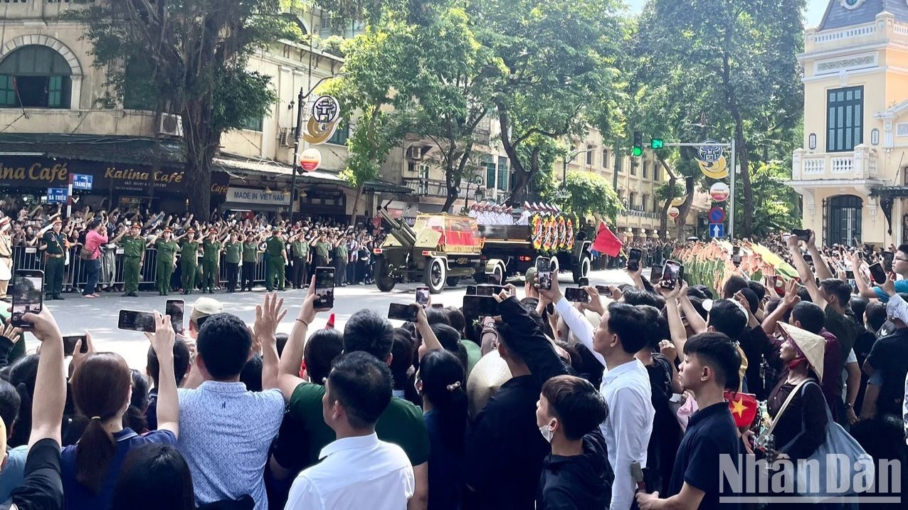 [Ảnh] Người dân tiễn đưa Tổng Bí thư Nguyễn Phú Trọng trên các tuyến phố Hà Nội
