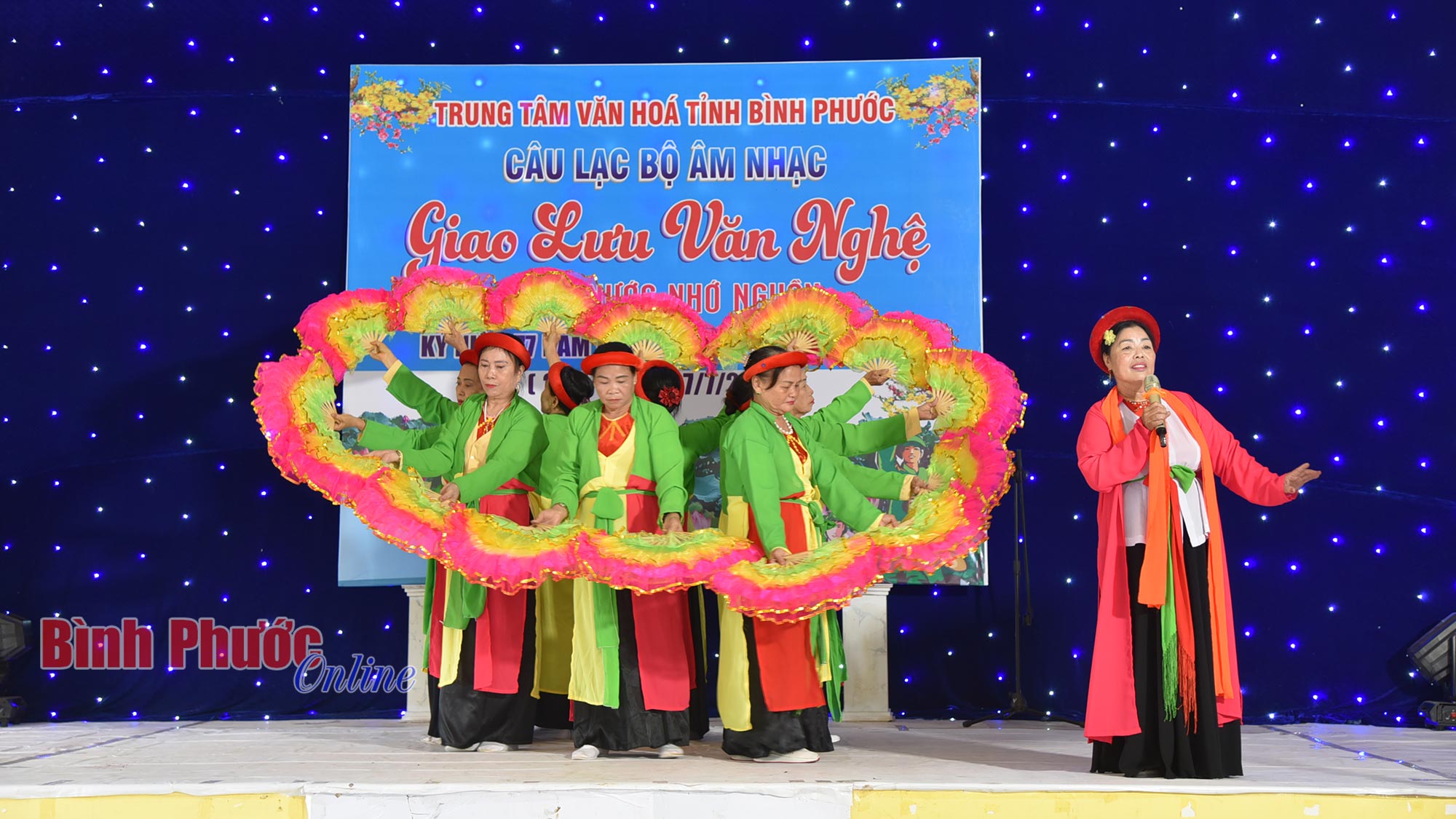 Biểu diễn văn nghệ tri ân