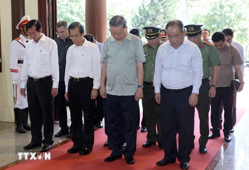 Chủ tịch nước Tô Lâm dâng hương tưởng nhớ Chủ tịch Tôn Đức Thắng