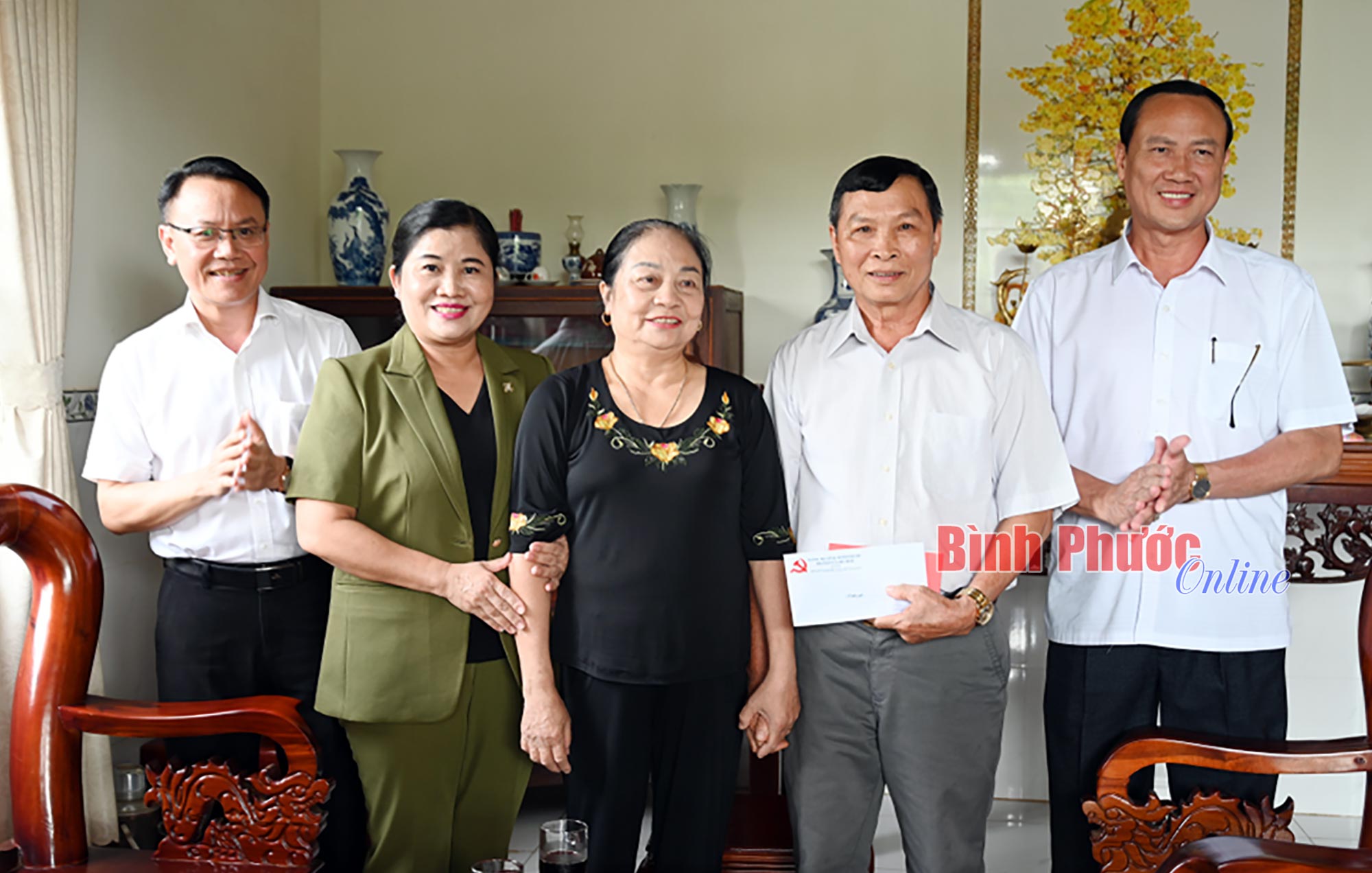 Chủ tịch UBND tỉnh Trần Tuệ Hiền thăm người có công tại Bù Đốp