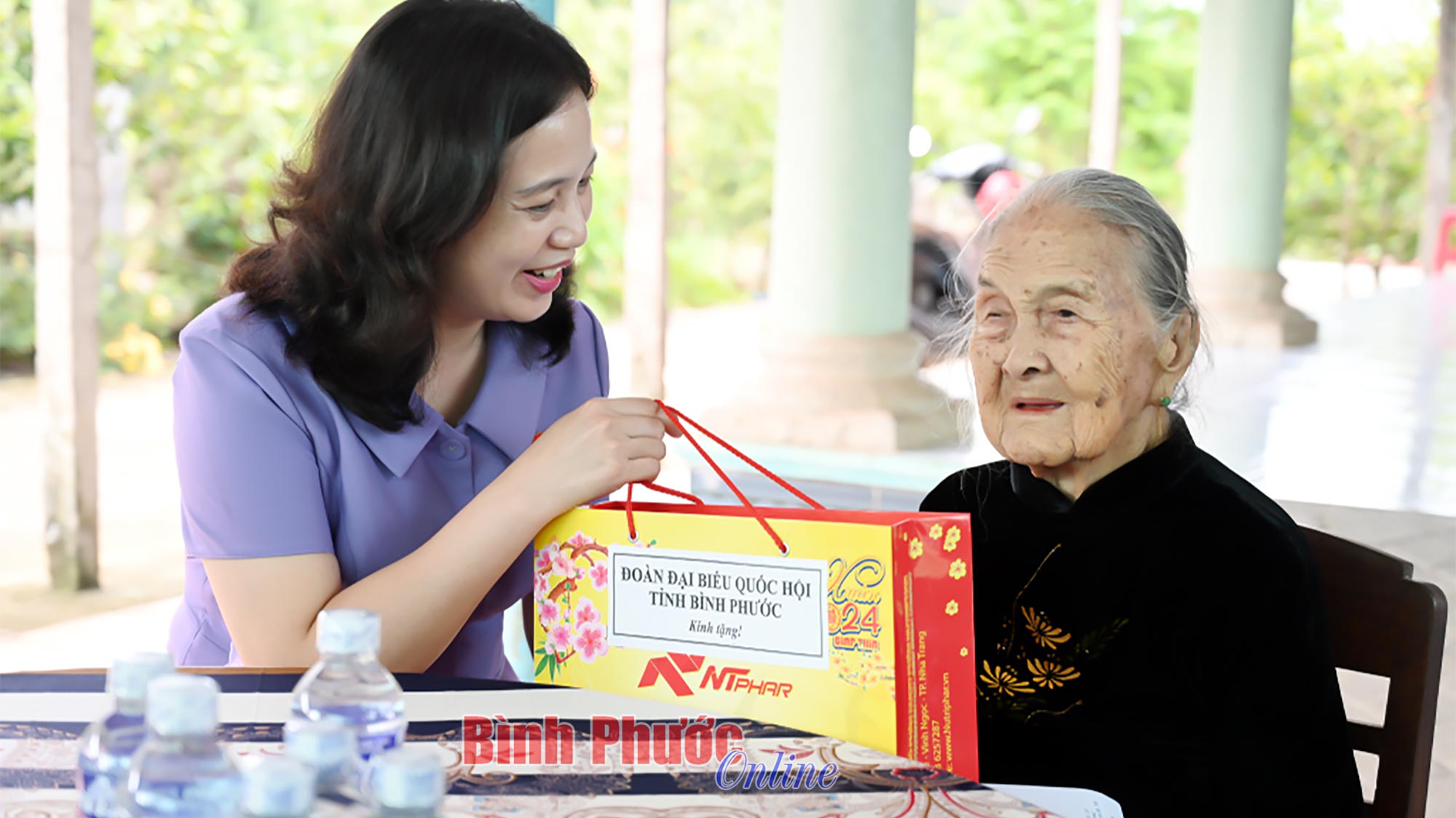 Đoàn đại biểu Quốc hội tỉnh tặng quà Mẹ Việt Nam anh hùng, người có công
