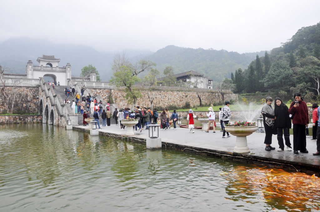 Du lịch khởi sắc về nhiều mặt