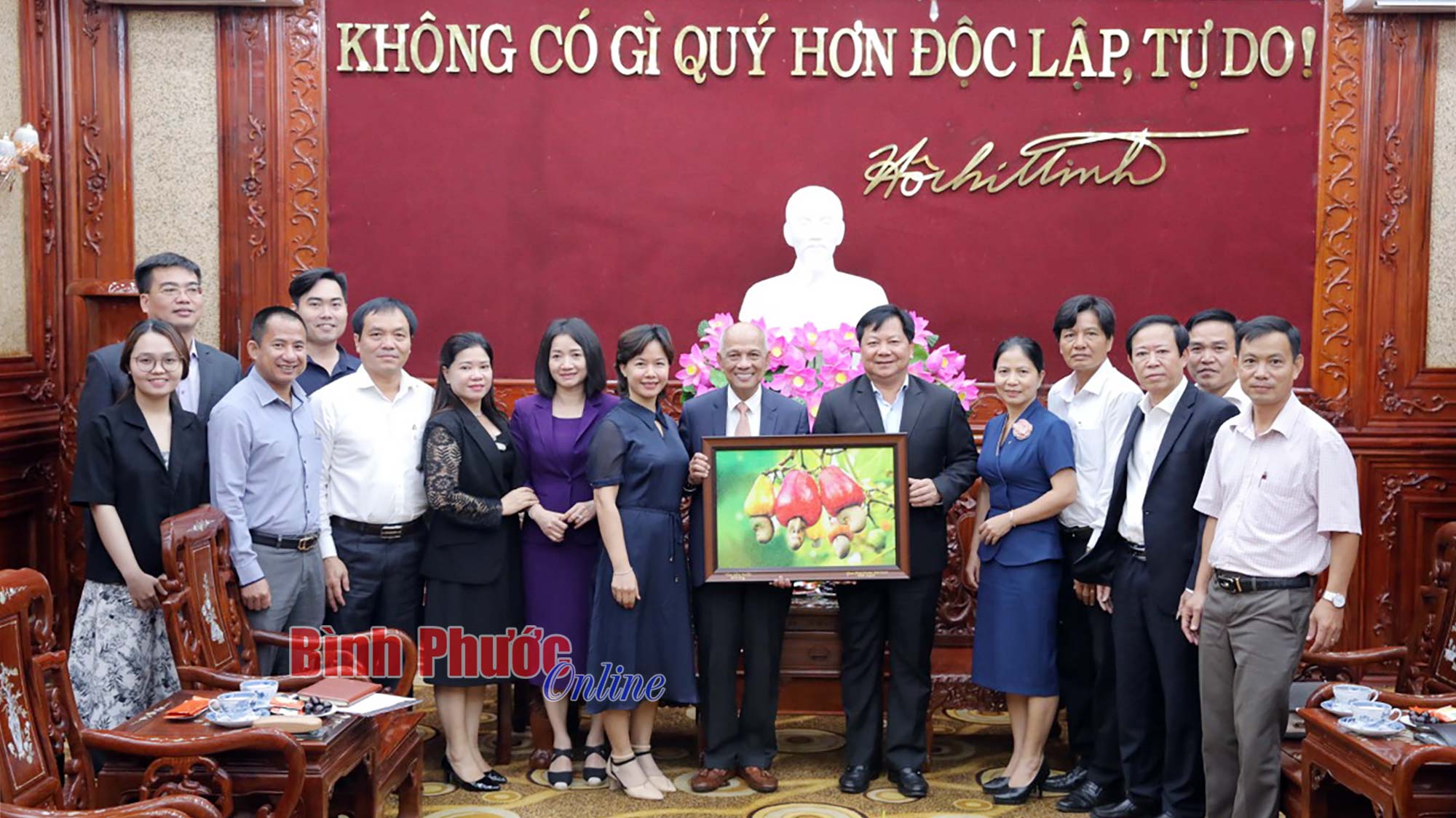Hiệp hội Doanh nhân Việt Nam ở nước ngoài thăm và làm việc tại Bình Phước