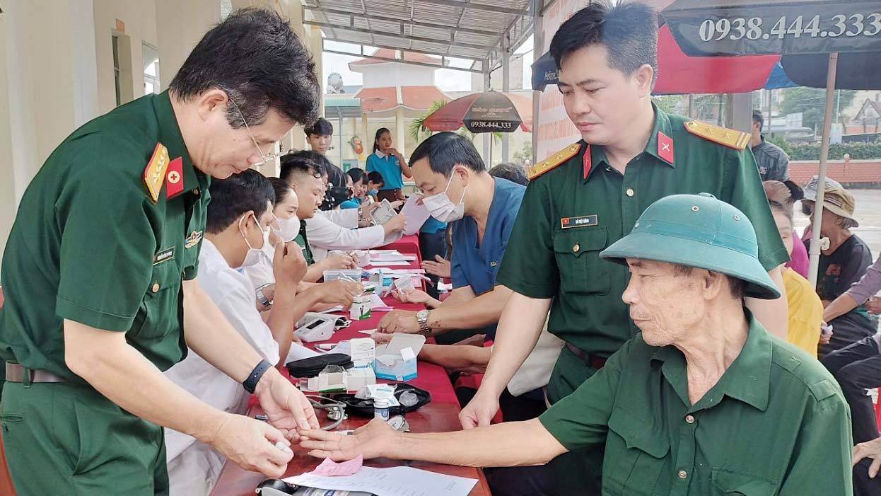 Khám bệnh, tặng quà đối tượng chính sách tại Bù Đăng
