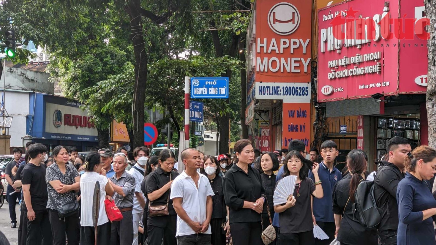 Người dân xếp hàng dài vào viếng Tổng Bí thư Nguyễn Phú Trọng