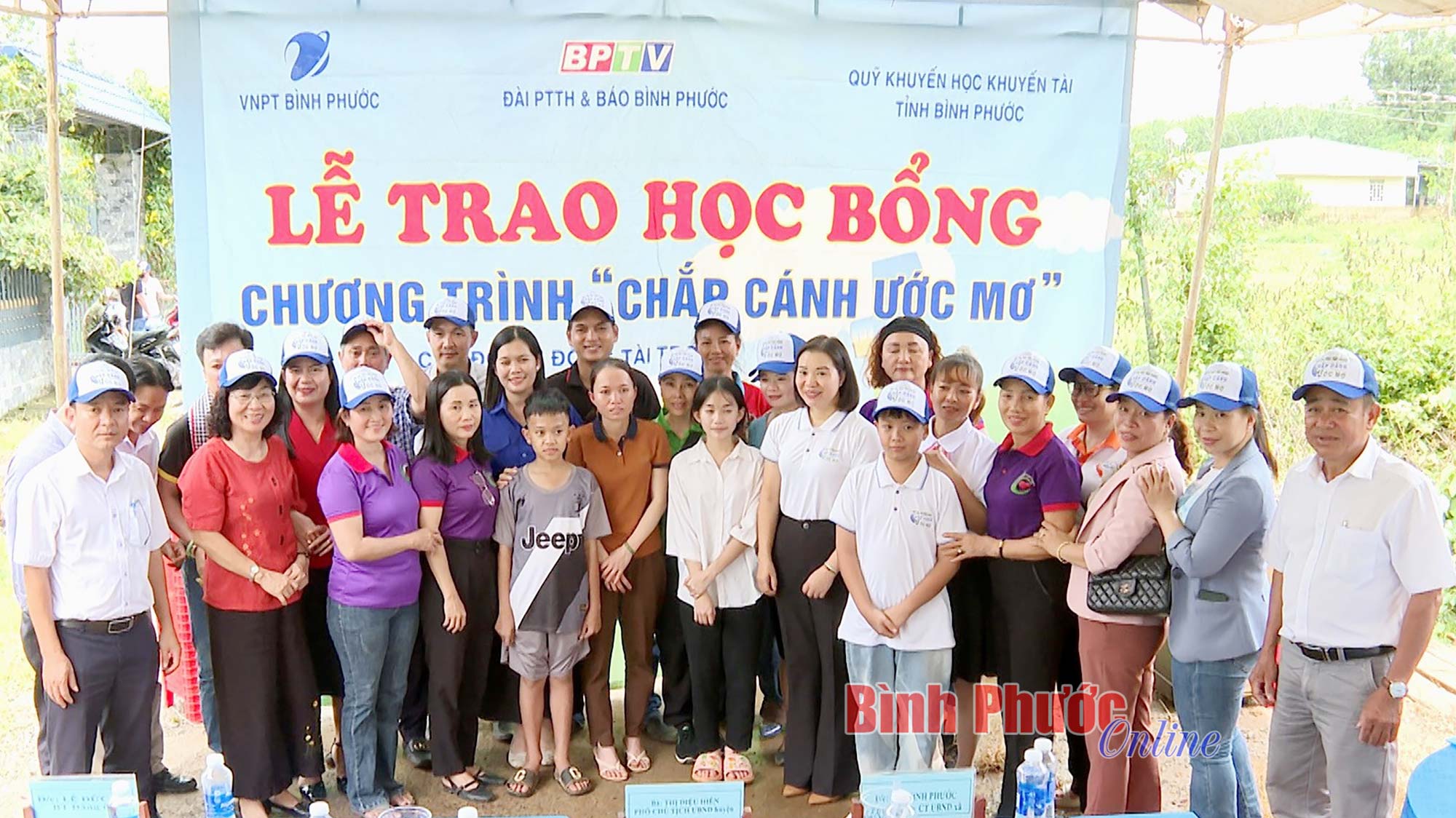 Nữ sinh dân tộc Tày đón nhận học bổng hơn 170 triệu đồng