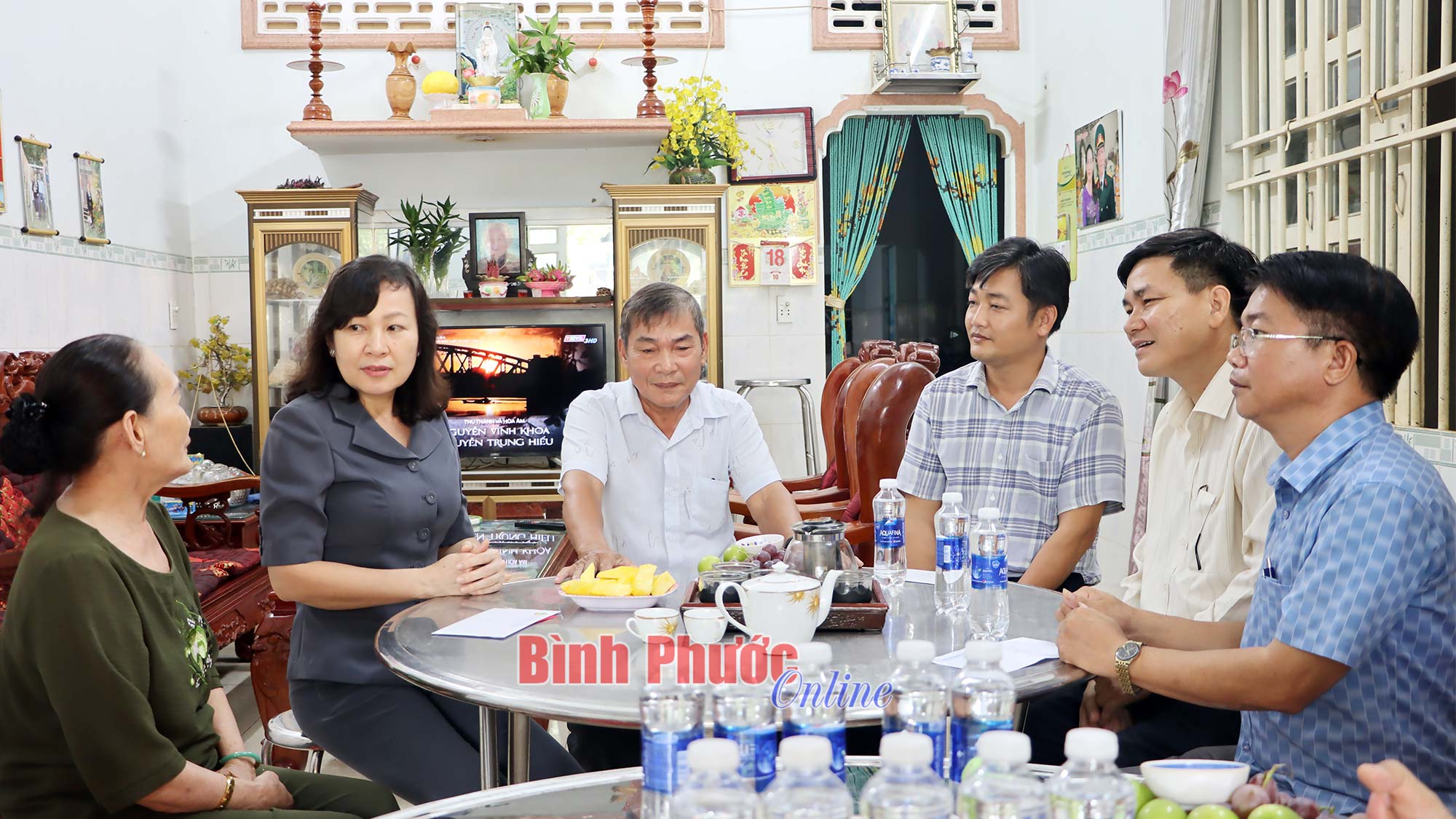 Phó Bí thư Thường trực Tỉnh ủy Huỳnh Thị Hằng thăm gia đình chính sách tại Đồng Phú