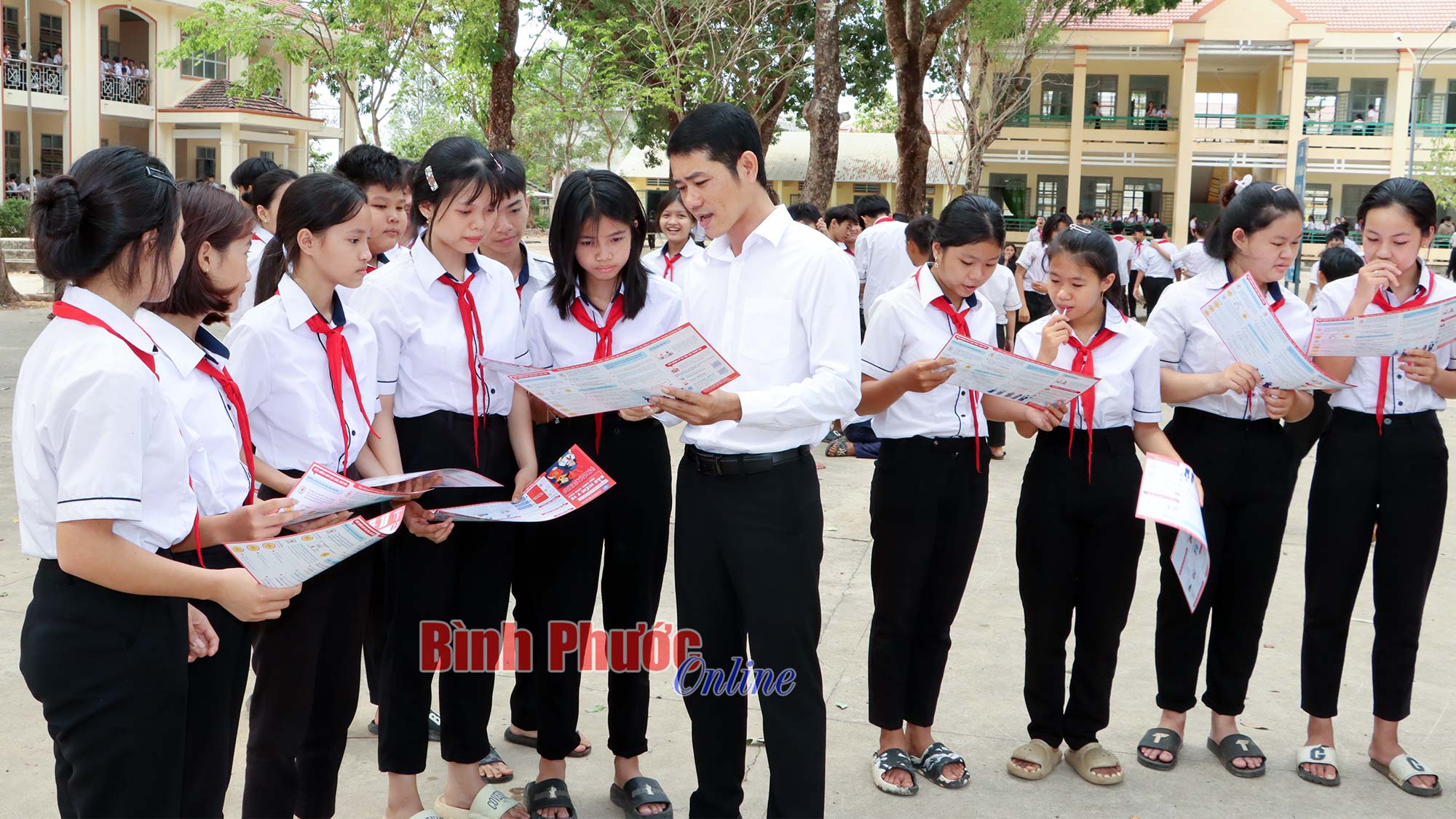 Tăng cường các hoạt động truyền thông nhân kỷ niệm 15 năm Ngày bảo hiểm y tế Việt Nam