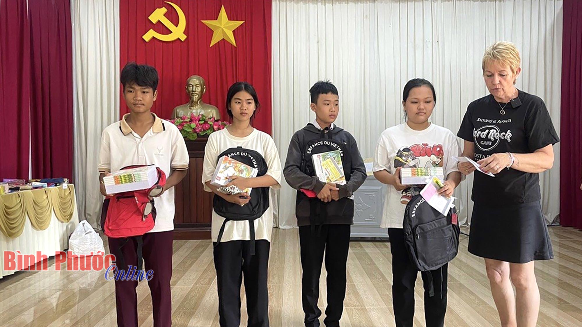 Tặng quà cho học sinh có hoàn cảnh khó khăn tại huyện Lộc Ninh