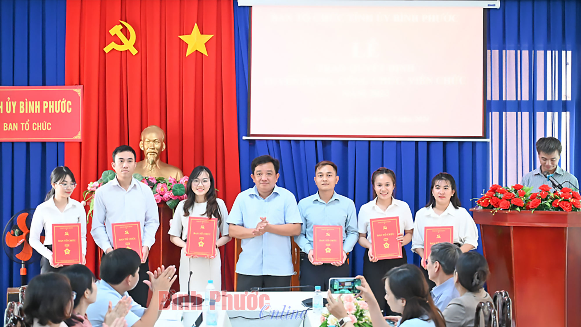 Trao quyết định tuyển dụng 36 công chức, viên chức 