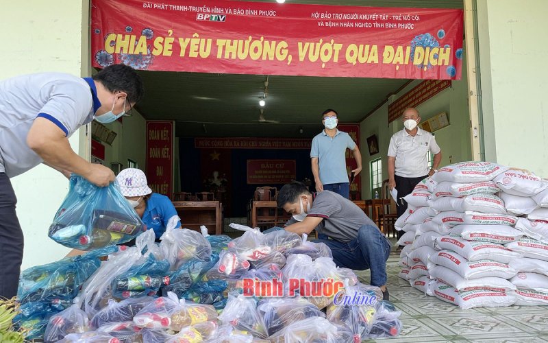 100 phần quà đến với công nhân khó khăn ở thị trấn Tân Phú