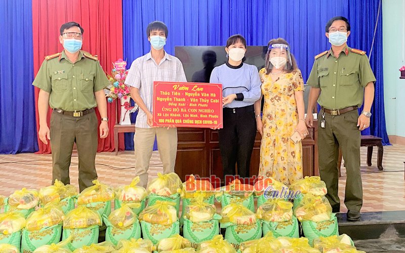 100 phần quà tặng đồng bào nghèo xã Lộc Khánh