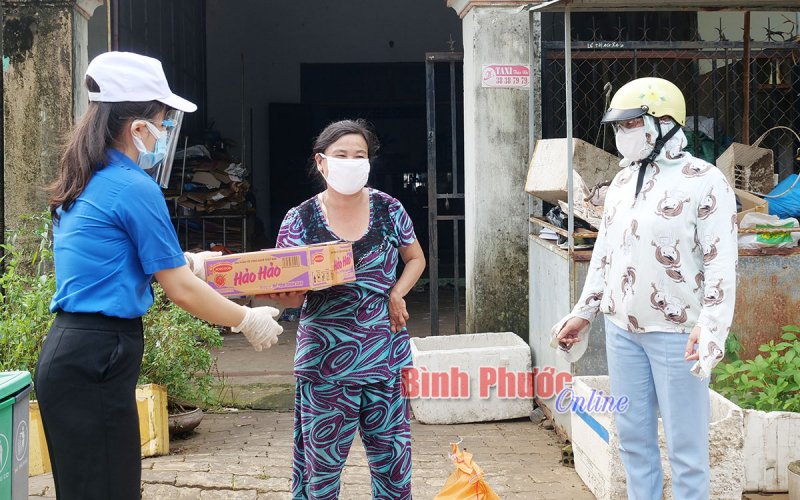 100 phần quà tặng người lao động khó khăn