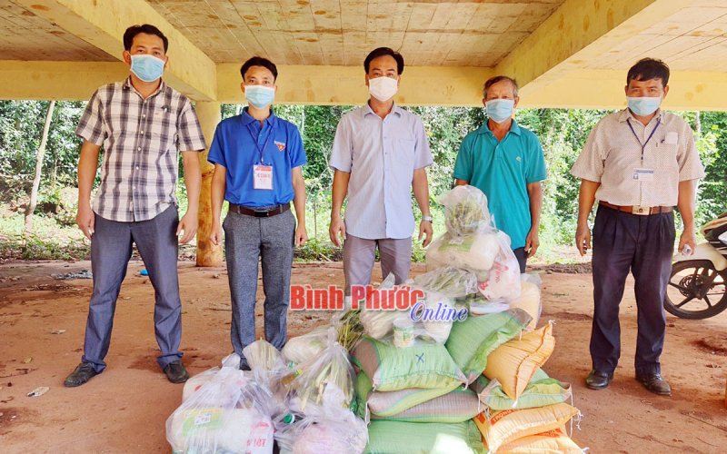 120 phần quà tặng người khó khăn do dịch Covid-19