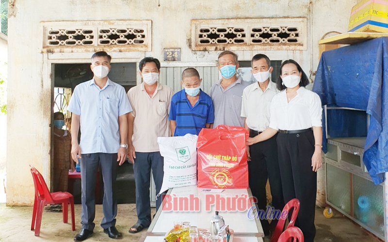 142 phần quà tặng các nạn nhân da cam có hoàn cảnh khó khăn