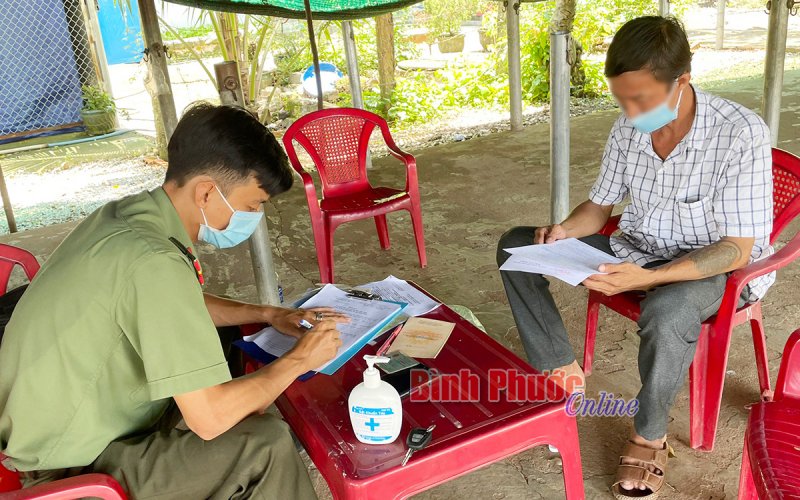 1 lái xe tải từ Bình Dương lên Đồng Xoài dùng giấy xét nghiệm tẩy sửa ngày