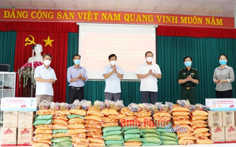 200 phần quà tặng các hộ khó khăn xã Bù Gia Mập