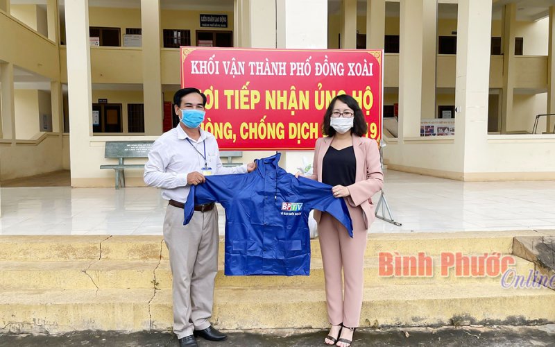 500 phần quà “Chia sẻ yêu thương, vượt qua đại dịch” đến với lực lượng y, bác sĩ