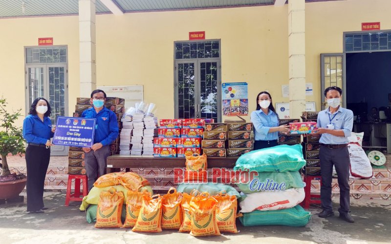 50 phần quà tặng thiếu nhi Bù Đốp 