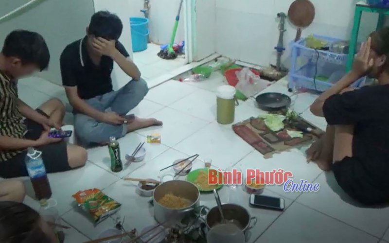 7 thanh niên ăn nhậu trong thời gian giãn cách xã hội bị phạt 105 triệu đồng