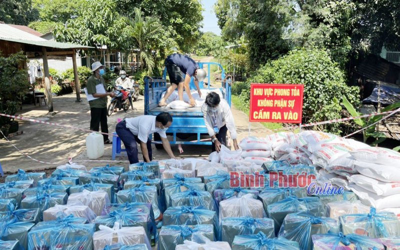 90 phần quà tặng hộ dân khu vực phong tỏa ở xã Tân Thành