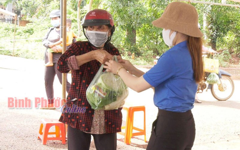 Ấm áp “Gian hàng 0 đồng” tại xã Đa Kia