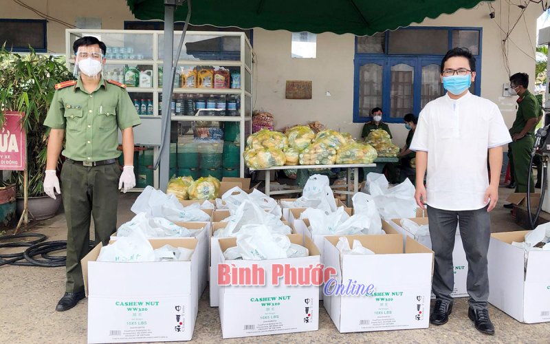 Ấm lòng người dân trên đường về quê khi qua tỉnh Bình Phước