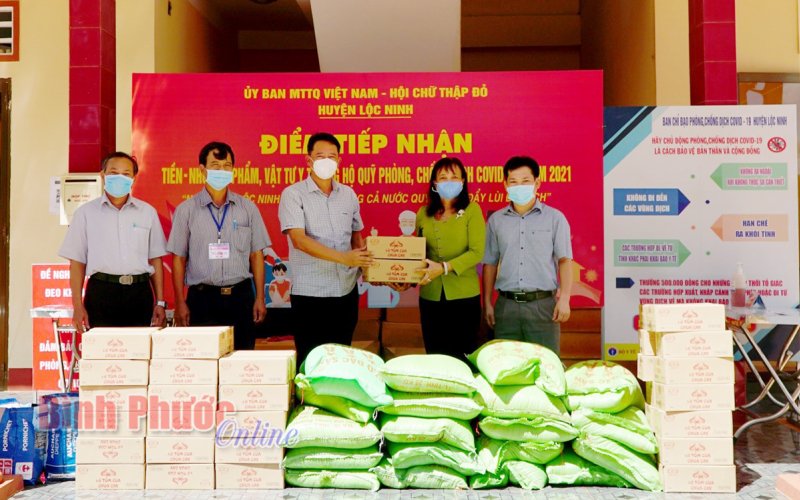 Ban Dân tộc tặng quà hộ dân tộc thiểu số ở Lộc Ninh, Bù Đốp