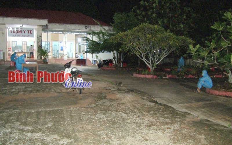 Bàn giao 2 đối tượng lang thang về địa phương cư trú