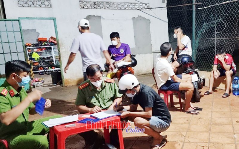 Bất chấp lệnh cấm, 12 thanh niên tụ tập đá bóng giữa mùa dịch