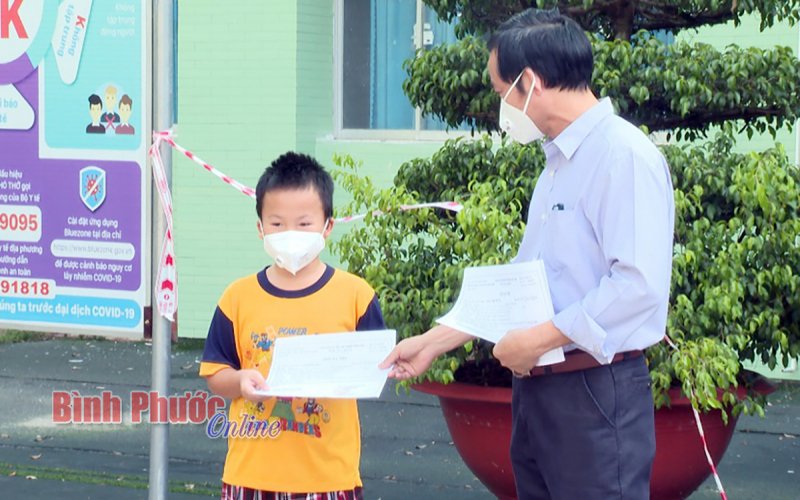 Bé trai 10 tuổi cùng 4 bệnh nhân F0 khác được điều trị khỏi bệnh Covid-19