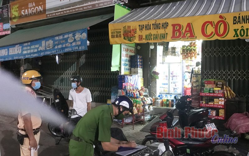 Bình Long lập biên bản 2 cơ sở buôn bán sau 18 giờ