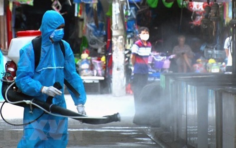 Bộ Y tế yêu cầu không phun hoá chất khử khuẩn SARS-CoV-2 ngoài trời