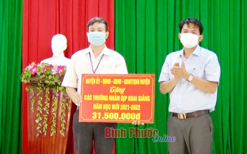 Bù Đốp trao học bổng cho học sinh nghèo vượt khó