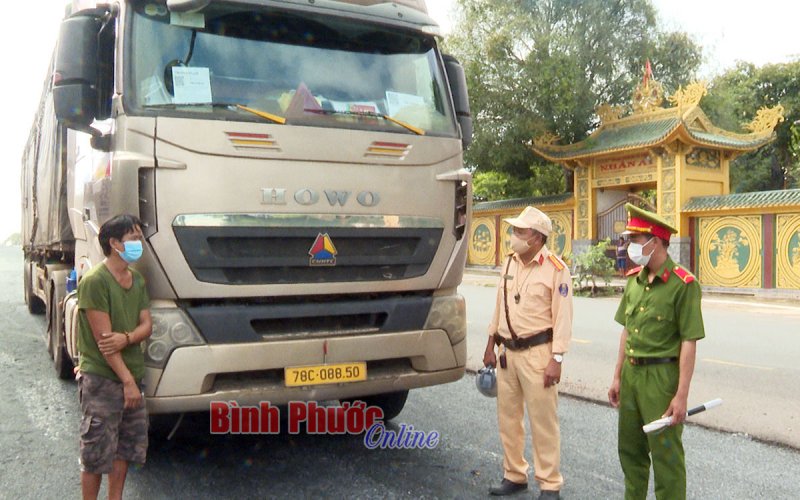 Chạy xe đầu kéo tốc độ cao cố tình thông chốt kiểm soát, 1 tài xế bị xử lý 