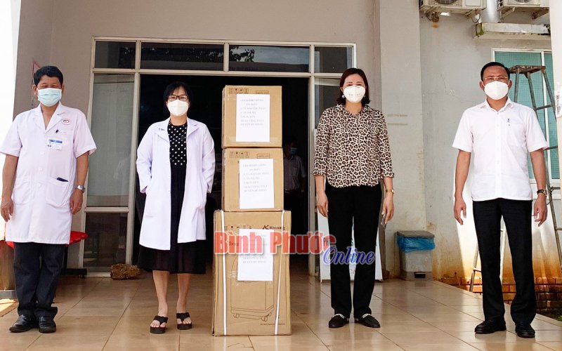 Chi hội điều Bù Đăng trao tặng thiết bị y tế phòng, chống dịch 